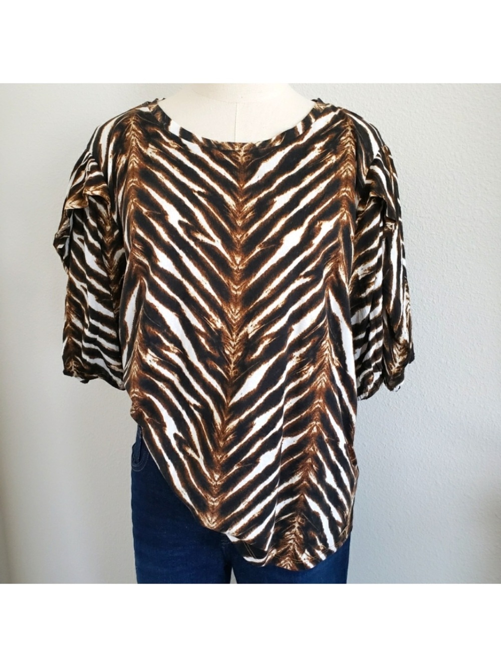 Relaxed Short Sleeve Animal-Print Top in Brown and White